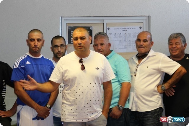 עקיבא כמו כולם? זוהר יצחק במרכז עם הנהלת טבריה (עודד חסין, BEST-BALL)